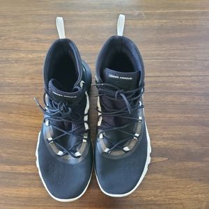 Excellent used Under Armour sneaker for men's.